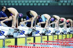 劈波斩浪展风采 长三角青少年游泳挑战赛在上海拉开帷幕